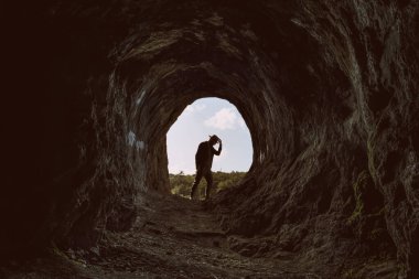 Homer 'ın mağarasının girişinde fötr şapkalı ve gömlekli 30' lu yaşlarda bir adamın portresi..