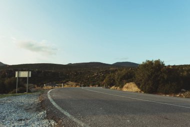 Ağaçlar ve çalılarla tek şeritli bir yolu bükmek.