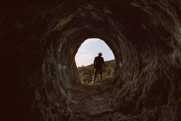 Homer 'ın mağarasının girişinde fötr şapkalı ve gömlekli 30' lu yaşlarda bir adamın portresi..