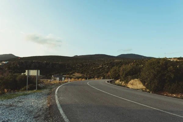 Ağaçlar ve çalılarla tek şeritli bir yolu bükmek.