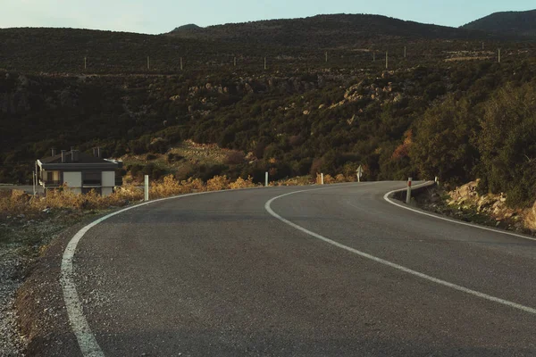 Ağaçlar ve çalılarla tek şeritli bir yolu bükmek.