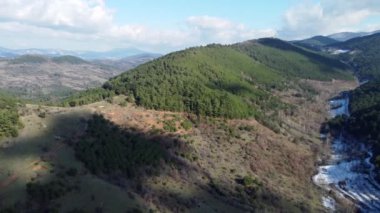 Tepeler arasındaki kar manzaralı Canakkale Evciler köyü bölgesi ve arka planda Kaz Dağı..