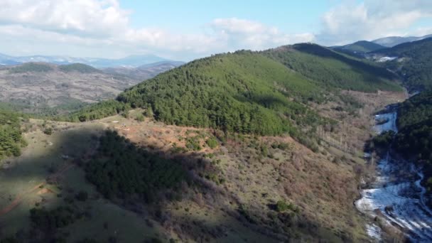 Vista Aérea Nieve Entre Las Colinas Región Canakkale Evciler Pueblo — Vídeo de stock