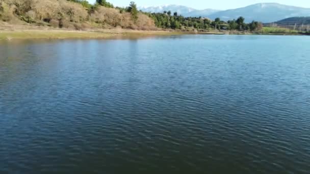 カナカレ トルコのバイラミック ダム湖を飛行するドローン映像 — ストック動画