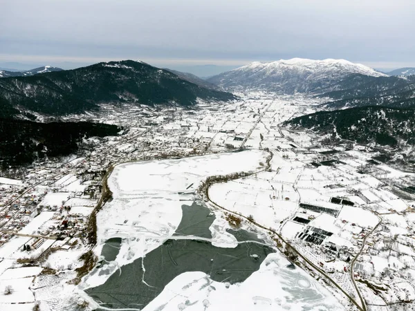 Luftaufnahme Des Gefrorenen Golcuk Sees Und Einiger Berge Mit Dem — Stockfoto