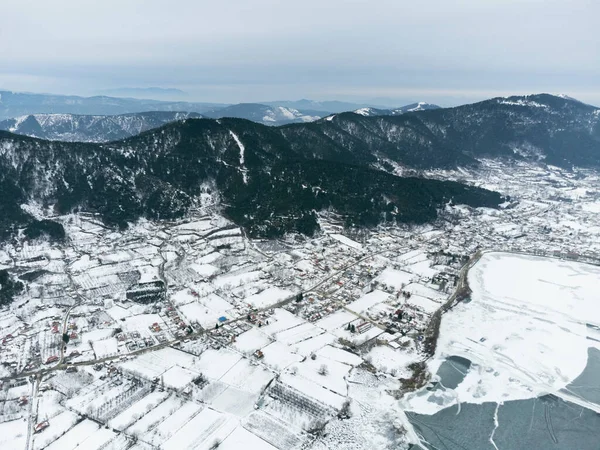 Luftaufnahme Des Gefrorenen Golcuk Sees Und Einiger Berge Mit Dem — Stockfoto