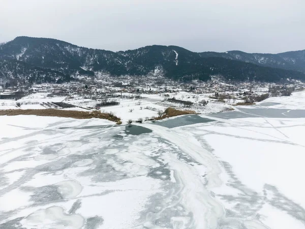 Letecký Pohled Zamrzlé Jezero Golcuk Některé Hory Pohořím Bozdag Odemis — Stock fotografie