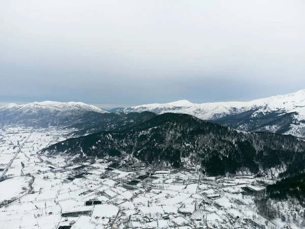 Flygfoto Över Frozen Golcuk Sjö Och Några Berg Med Bozdag — Stockfoto