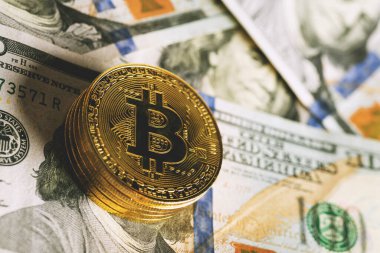 Benjamin Franklin 'in yüzüne 100 dolarlık banknotların üzerine Bitcoin' in yakın plan çekimi..