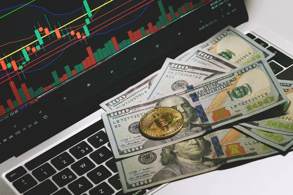 Primo Piano Colpo Banconote 100 Dollari Una Moneta Bitcoin Loro — Foto Stock