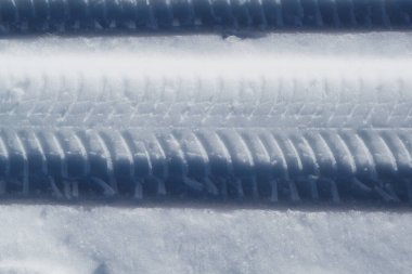 Kış mevsiminde lastik izleri ve kar üzerinde bazı ayak izleri..