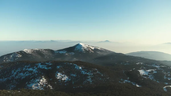 Krajobraz Gór Chmurami Nad Nimi Sezonie Zimowym — Zdjęcie stockowe