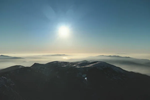 Bergen Landschap Met Wat Wolken Hen Winter Seizoen — Stockfoto