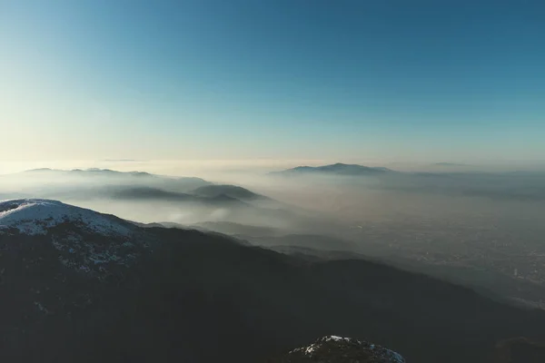 Horská Krajina Mraky Nad Nimi Zimním Období — Stock fotografie