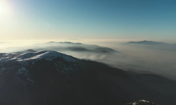 Horská Krajina Mraky Nad Nimi Zimním Období — Stock fotografie