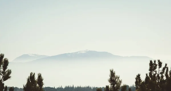 Pico Montaña Con Niebla Luz Del Día —  Fotos de Stock