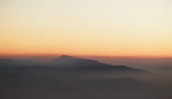 Pico Montaña Con Niebla Atardecer — Foto de Stock