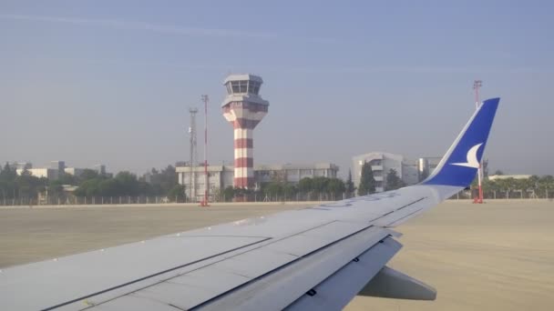 土耳其伊兹密尔 2021年11月9日 伊兹密尔阿德南机场在多雾天气下的机场控制塔 Izmir Turkey — 图库视频影像