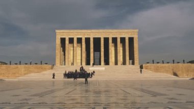 Ankara, Türkiye - 09 Kasım 2021: Büyükelçiler Anitkabir 'i ziyaret etti. Çelenk taşıyan askerler. Ankara 'da editör fotoğrafı.