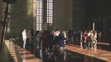 Ankara, Türkiye - 09 Kasım 2021: Anitkabir 'deki Atatürk mozolesinden görüntüler ve ziyaretçiler. Ankara 'da editör fotoğrafı.