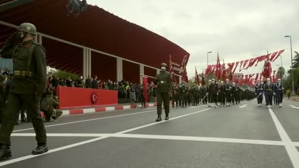 Istanbul Tyrkia Oktober 2021 Tyrkiske Soldater Lockstep Walk Med Rifler – stockvideo