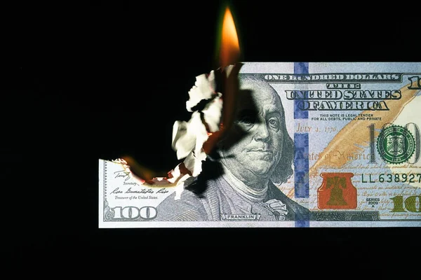 Close Shot Van Een 100 Dollar Bankbiljet Branden Een Zwarte — Stockfoto