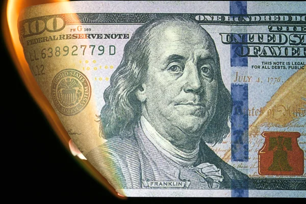 Nahaufnahme Einer 100 Dollar Banknote Die Auf Schwarzem Hintergrund Brennt — Stockfoto