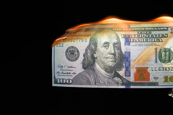 Bancnotă 100 Dolari Care Arde Fundal Negru — Fotografie, imagine de stoc