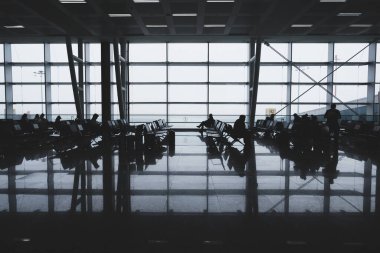 İzmir, Türkiye - 9 Kasım 2021: İzmir Adnan Menderes Havalimanı 'nda bekleyen havaalanı yolcu salonu ve yolcuları. İzmir 'de yayın fotoğrafı.