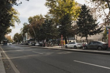 Ankara, Türkiye - 09 Kasım 2021: Gazi Mustafa Kemal Caddesi, Ankara, Türkiye. Yol Arkaplanı. Ankara 'da yayın fotoğrafı.