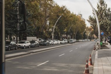 Ankara, Türkiye - 09 Kasım 2021: Gazi Mustafa Kemal Caddesi, Ankara, Türkiye. Yol Arkaplanı. Ankara 'da yayın fotoğrafı.