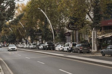 Ankara, Türkiye - 09 Kasım 2021: Gazi Mustafa Kemal Caddesi, Ankara, Türkiye. Yol Arkaplanı. Ankara 'da yayın fotoğrafı.