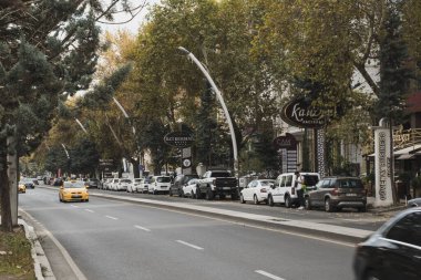Ankara, Türkiye - 09 Kasım 2021: Gazi Mustafa Kemal Caddesi, Ankara, Türkiye. Yol Arkaplanı. Ankara 'da yayın fotoğrafı.