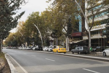 Ankara, Türkiye - 09 Kasım 2021: Gazi Mustafa Kemal Caddesi, Ankara, Türkiye. Yol Arkaplanı. Ankara 'da yayın fotoğrafı.