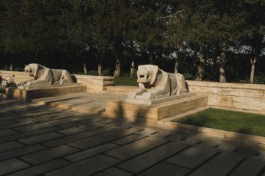 Anitkabir 'de aslan ve aslan heykeli.
