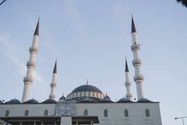 Ankara, Türkiye - 09 Kasım 2021: Ankara 'daki Kocatepe Camii' nin yakın çekimi. Ankara 'da editör fotoğrafı