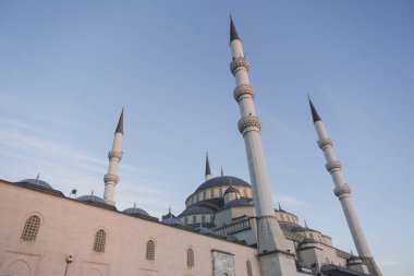 Ankara, Türkiye - 09 Kasım 2021: Ankara 'daki Kocatepe Camii' nin yakın çekimi. Ankara 'da editör fotoğrafı