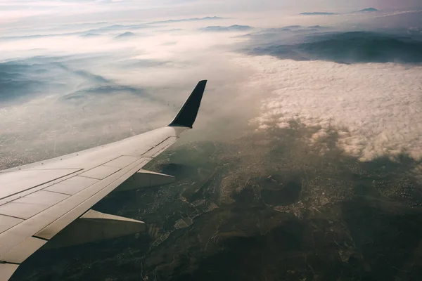 Άποψη Των Βουνών Από Αεροπλάνο Και Αεροπλάνο Πτέρυγα — Φωτογραφία Αρχείου