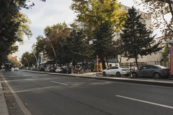 Ankara, Türkiye - 09 Kasım 2021: Gazi Mustafa Kemal Caddesi, Ankara, Türkiye. Yol Arkaplanı. Ankara 'da yayın fotoğrafı.