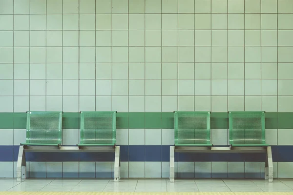 地铁站的绿色长椅 — 图库照片