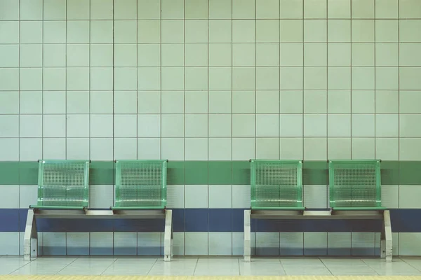 Panchina Verde Alla Stazione Della Metropolitana — Foto Stock