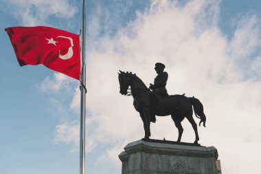 Ankara, Türkiye - 10 Kasım 2021: Ankara Zafer Anıtı. Mustafa Kemal Atatürk heykeli Ulus Meydanı 'nda. Ankara 'da editör fotoğrafı.