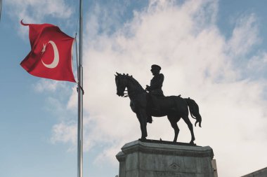 Ankara, Türkiye - 10 Kasım 2021: Ankara Zafer Anıtı. Mustafa Kemal Atatürk heykeli Ulus Meydanı 'nda. Ankara 'da editör fotoğrafı.