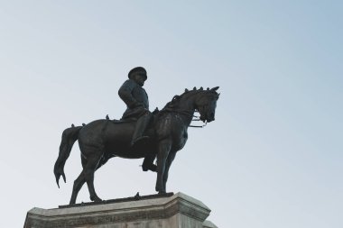 Ankara, Türkiye - 10 Kasım 2021: Ankara Zafer Anıtı. Mustafa Kemal Atatürk heykeli Ulus Meydanı 'nda. Ankara 'da editör fotoğrafı.