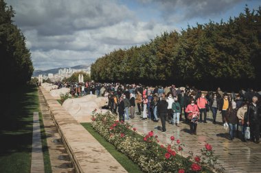 Ankara, Türkiye - 10 Kasım 2021: Aslanlar yolu ve Anitkabir 'de ziyaretçiler. Ankara 'da editör fotoğrafı.