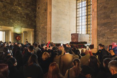 Ankara, Türkiye - 10 Kasım 2021: Anitkabir 'in içinde ve 10 Kasım' da ziyaretçiler. Ankara 'da editör fotoğrafı.