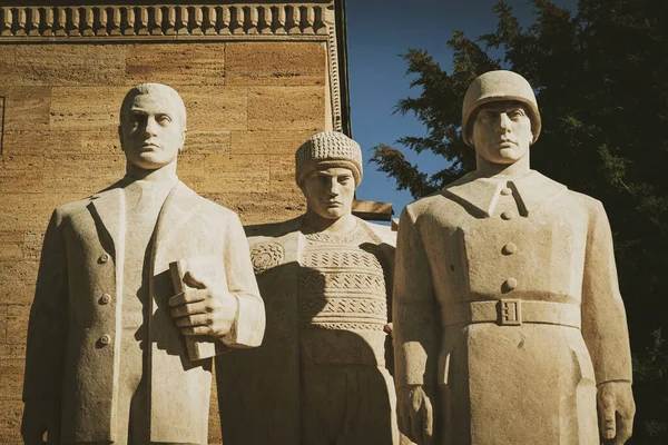 Ankara, Türkiye - 10 Kasım 2021. Heykel, Hüseyin Özkan 'ın Anitkabir' deki Türk erkeklerine isim verdi. Ankara 'da editör fotoğrafı
