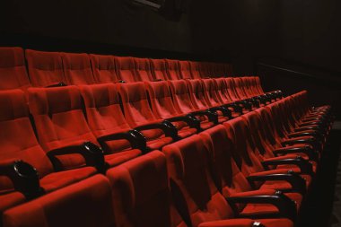 İnsansız, kırmızı renkli sinema koltukları..