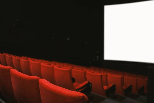 Kino Mit Leeren Sesseln Und Leerer Kinoleinwand — Stockfoto
