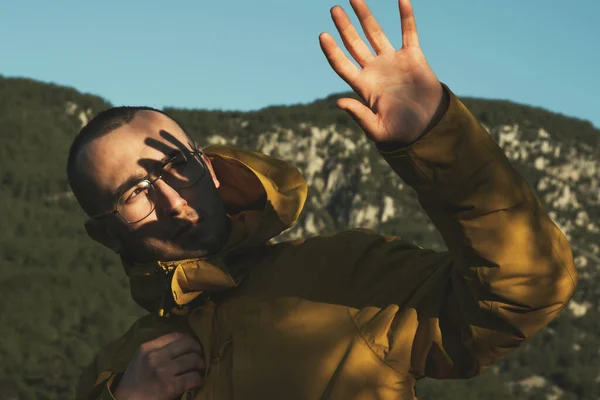 Retrato Hombre Años Con Gafas Abrigo Amarillo Las Montañas Mirando —  Fotos de Stock